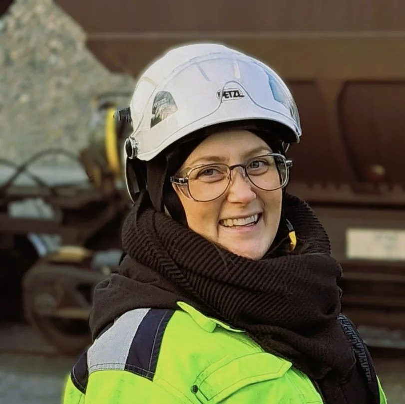Cecilia Falk, teknisk projektledare på Nordan Konsult, i skyddshjälm och varselkläder på ett industriområde